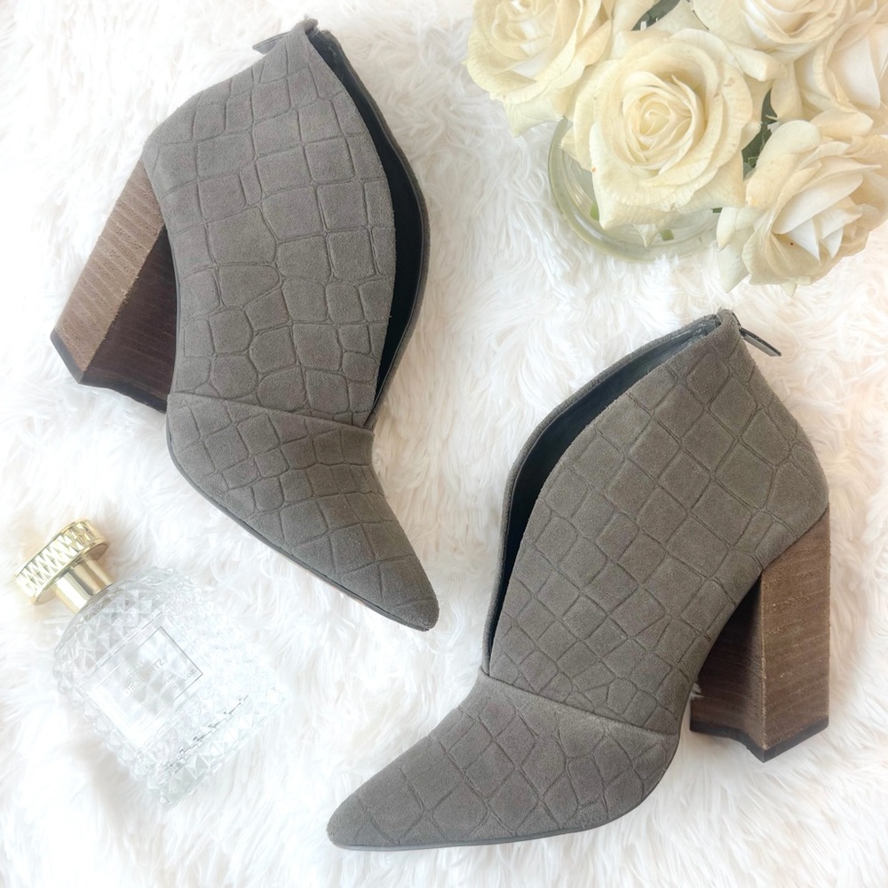 Vince Camuto taupe heeled bootie ❤️